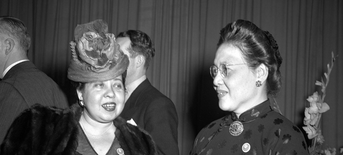 Minerva Bernardino, originaire de la République dominicaine, avec la Chinoise Yizhen New, membres de la Sous-Commission de la condition de la femme de la Commission des droits de l’homme. New York, avril 1946