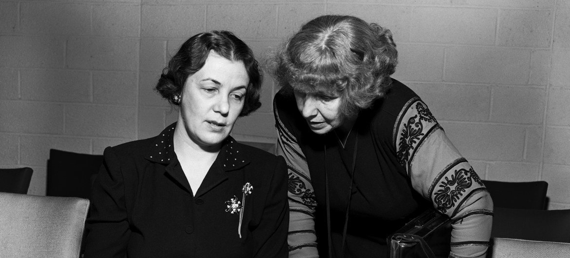 La Danoise Bodil Begtrup (à gauche), avec l’Américaine Dorothy Kenyon, avant l’ouverture de la deuxième session de la Commission de la condition de la femme. Lake Success, New York, janvier 1948. Photo ONU/Kari Berggrav