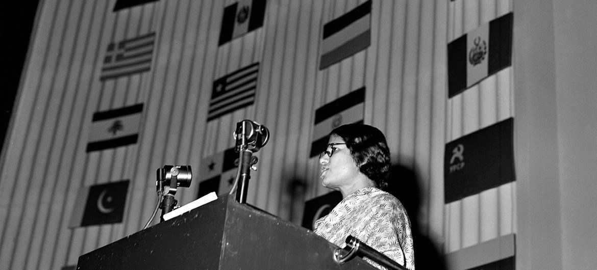 Au Palais de Chaillot, l’Indienne Lakshmi Menon s’adresse à l’Assemblée générale avant l’adoption de la Déclaration universelle des droits de l'homme. Paris, France, le 9 décembre 1948