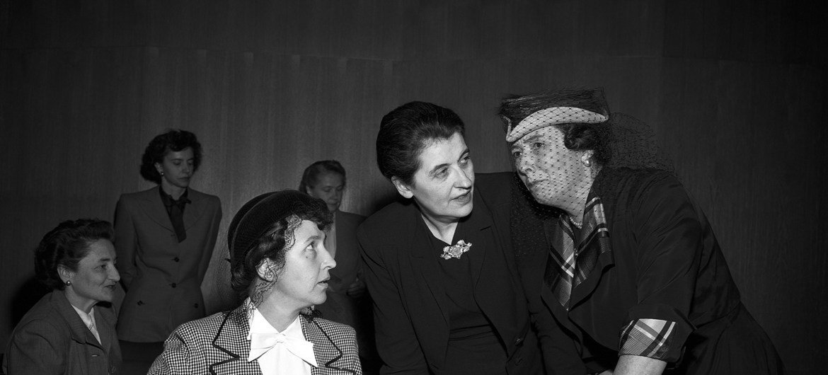 La Française Marie-Hélène Lefaucheux (à gauche), Présidente de la Commission de la condition de la femme ; la Britannique Mary Sutherland ; et l’Américaine Olive Remington Goldman. Lake Success, New York, janvier 1948. Photo ONU/MB