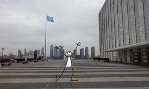 Elyx sur l'esplanade du Siège de l'ONU pour marquer le 70e anniversaire de la Déclaration universelle des droits de l'homme.