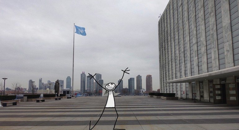 Elyx sur l'esplanade du Siège de l'ONU pour marquer le 75e anniversaire de la Déclaration universelle des droits de l'homme.