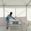 一名护士在乌干达卡塞塞区比维拉医院隔离室为疑似埃博拉病人准备床铺，该医院位于刚果民主共和国边境附近。2018年9月3日。