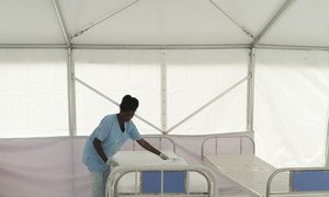Enfermeira prepara uma cama para um paciente com suspeitas de ebola, no Hospital Bwera, na RD Congo. 