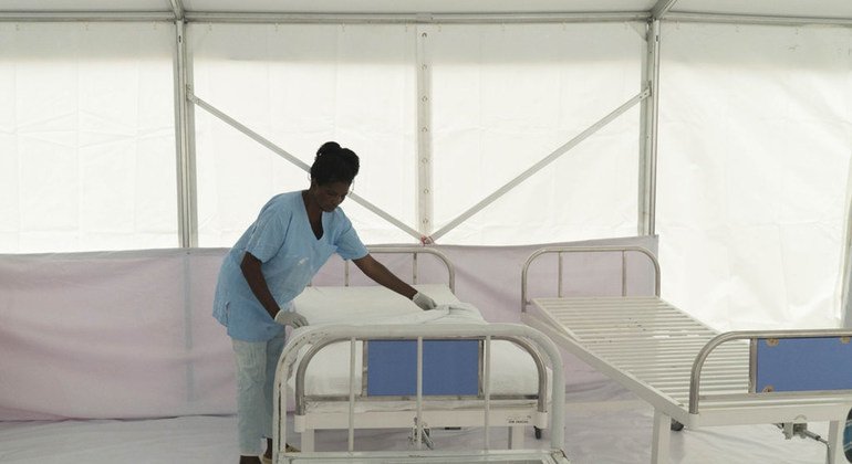 ईबोला से पीड़ित मरीज़ों को रखे जाने वाले वार्ड की सफ़ाई करती एक नर्स.