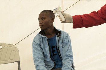 Un volontaire de la Croix-Rouge en Ouganda mesure la température d'un Congolais avec un thermomètre à Bwera, à la frontière entre l'Ouganda et la République démocratique du Congo (septembre 2018).