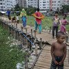 बांग्लादेश की राजधानी ढाका में एक ग़रीब बस्ती का द़श्य.