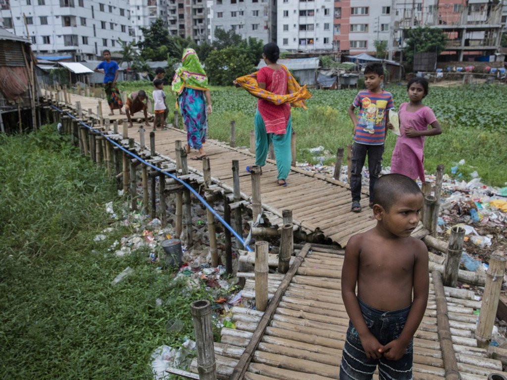 Des personnes vivant dans un bidonville à Dhaka, la capitale du Bangladesh.