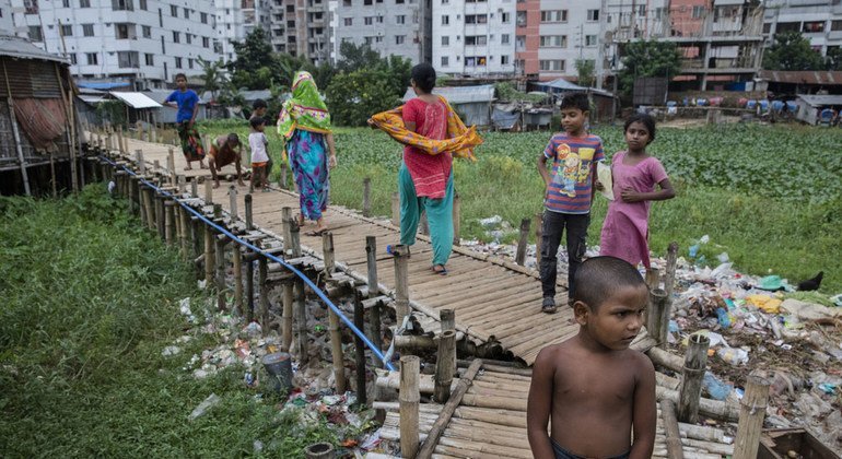 बांग्लादेश की राजधानी ढाका में एक ग़रीब बस्ती का द़श्य.