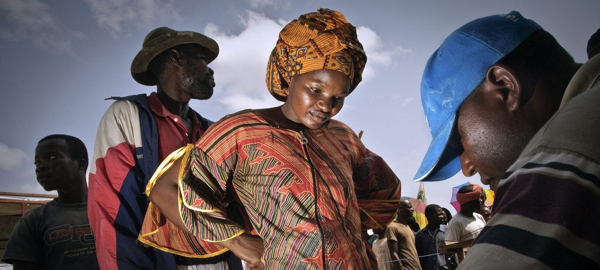 Les réfugiés congolais reçoivent une aide humanitaire du personnel de l'UNHCR au Congo-Brazzaville. (fichier)