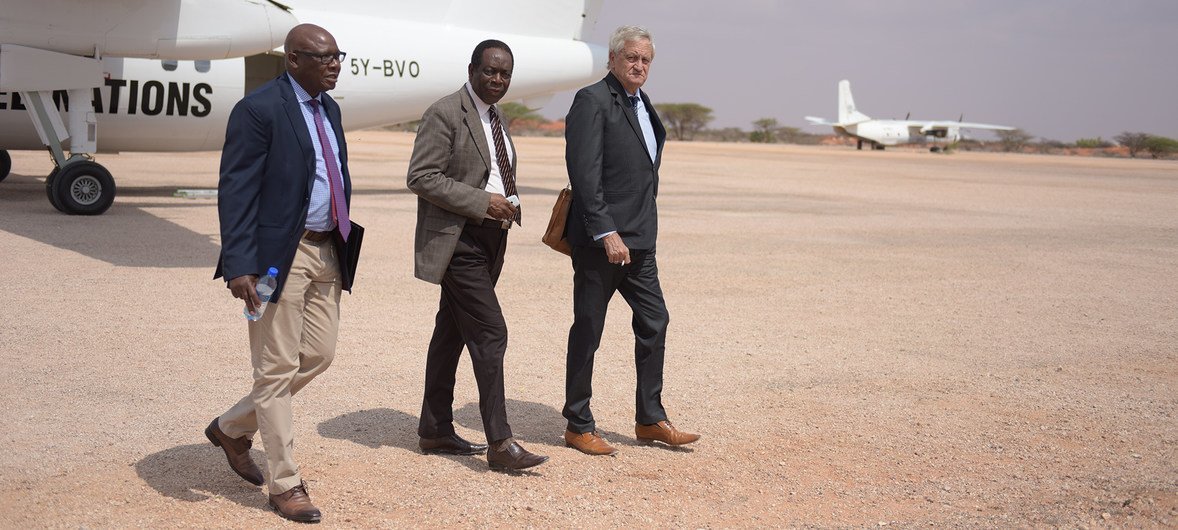 Le Représentant spécial du Secrétaire général de l’ONU pour la Somalie, Nicholas Haysom (à droite) arrive en novembre 2018 dans un aéroport de Somalie avec deux collègues de l’ONU.