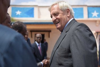 सोमालिया में संयुक्त राष्ट्र महासचिव के विशेष प्रतिनिधि निकोलस हेसम सोमाली अधिकारियों से मिलते हुए.