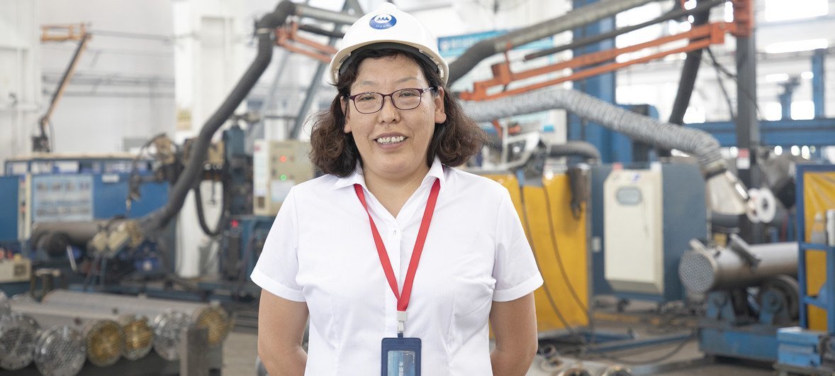 冰轮环境技术有限公司副总工程师姜韶明。正是她的努力和奉献推动了这一示范项目的发展和实施，减少了消耗臭氧层的有害气体在冷却系统中的使用。