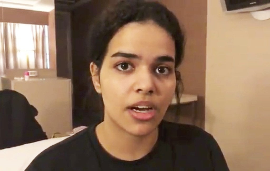 La ressortissante saoudienne, Rahaf Mohammed Al-Qunun, communiquant via Twitter depuis sa chambre d'hôtel à Bangkok, en Thaïlande.