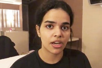 La ressortissante saoudienne, Rahaf Mohammed Al-Qunun, communiquant via Twitter depuis sa chambre d'hôtel à Bangkok, en Thaïlande.