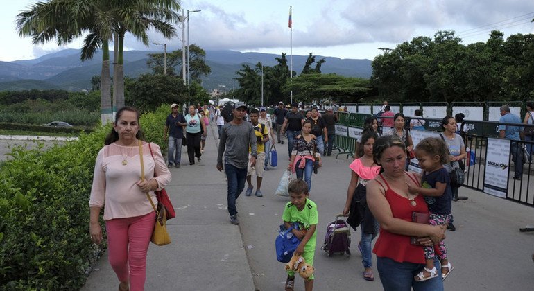 Refugiados y migrantes venezolanos cruzando hacia Colombia. 