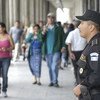   Сотрудник Национальной гражданской полиции патрулирует торговый район в Гватемале