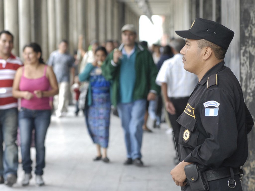 一名警察在危地马拉城的一个贸易区进行巡逻资料图片。