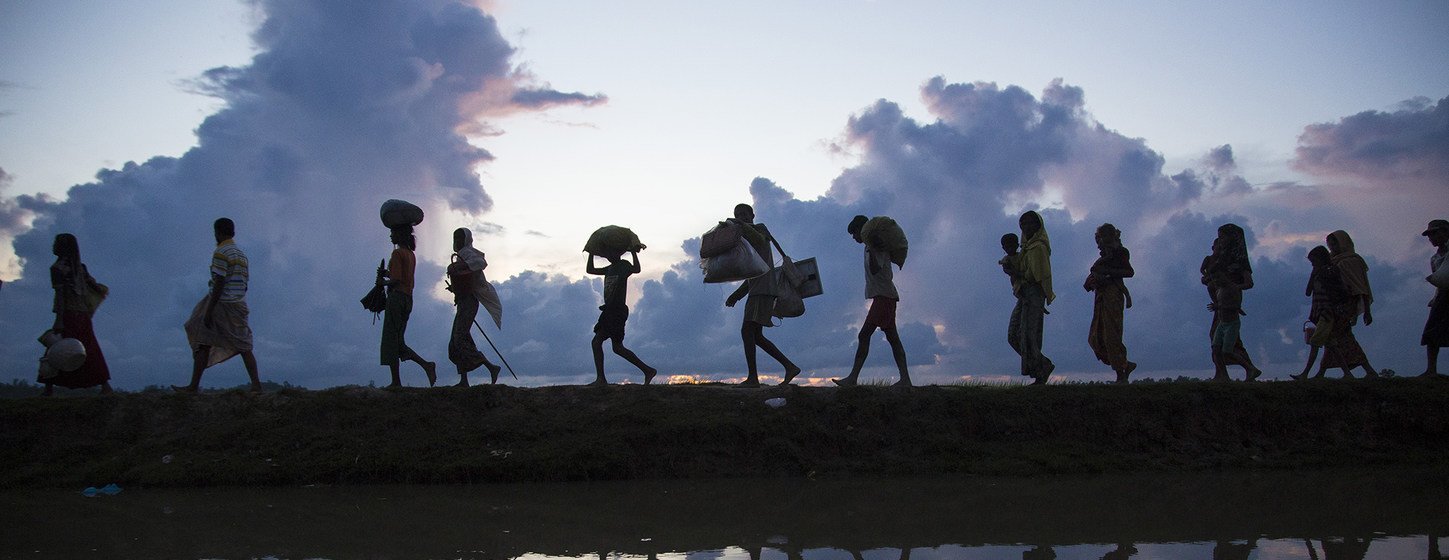 لاجئو الروهينجا يعبرون الحدود بين ميانمار وينغلاديش مشيا على الأقدام قرب قرية أنزومان بارا. 9 أكتوبر 2018.