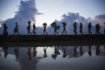 2017年10月，罗兴亚难民在孟加拉国帕隆哈里（Palong Khali）的安朱曼帕拉村附近越过边境。