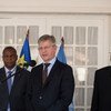 Le chef des opérations de paix de l'ONU, Jean-Pierre Lacroix (au centre), s'adresse aux journalistes lors d'un point de presse à Bangui, en République centrafricaine, aux côtés du Président de la RCA, Faustin Archange Touadéra