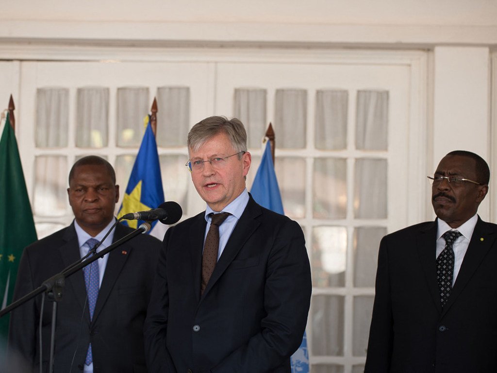 Le chef des opérations de paix de l'ONU, Jean-Pierre Lacroix (au centre), à un point de presse à Bangui, en République centrafricaine, aux côtés du Président de la RCA, Faustin Archange Touadéra lors d'une visite en janvier 2019.
