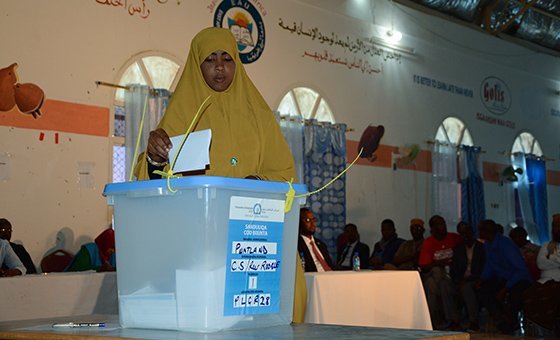 A woman casts her vote for elections in Puntland in 2016 (file)
