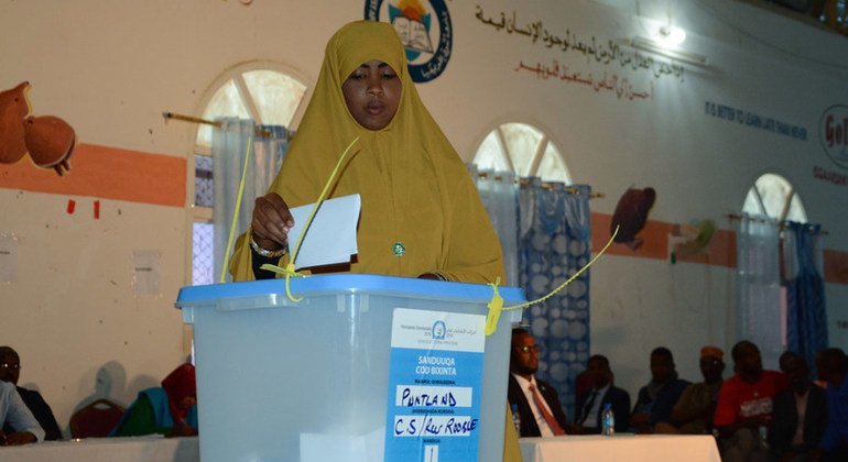 امرأة صومالية تدلي بصوتها في انتخابات بونتلاند عام 2016.