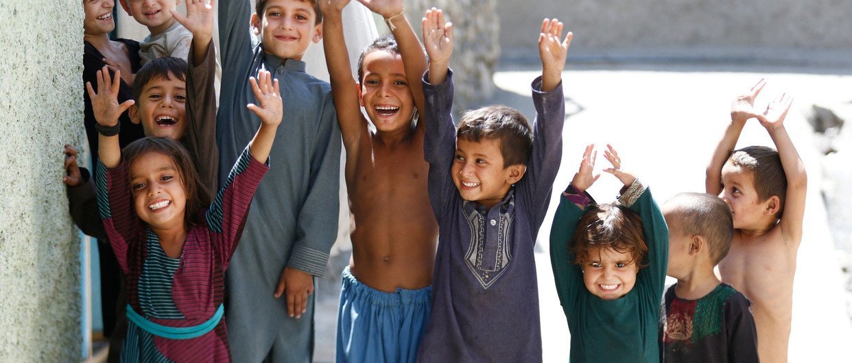 Des enfants afghans montrent leurs doigts marqués pour indiquer qu'ils ont été vaccinés contre la poliomyélite.