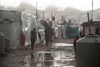La Agencia de la ONU para los Refugiados suministra ayuda de emergencia a los refugiados sirios en el Líbano después de que una fuerte tormenta invernsal azotara el país en enero de 2019.