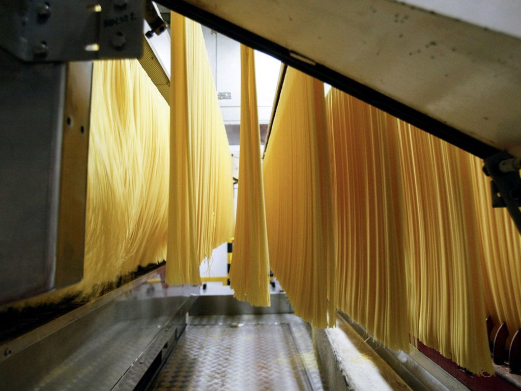 Fabrication de spaghettis dans une usine de pâtes alimentaires à Parme, en Italie (archives)