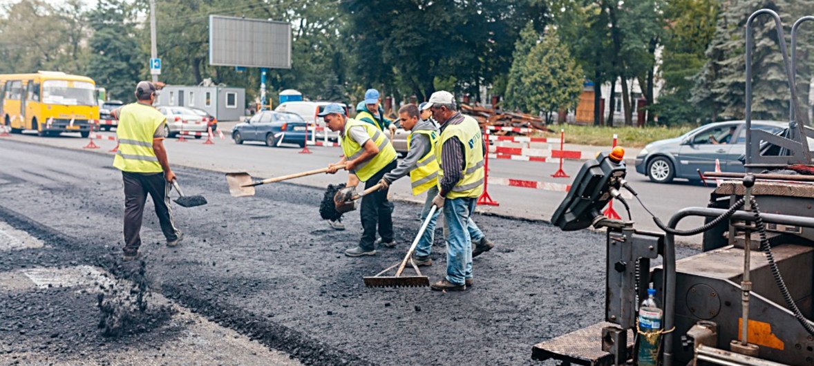 Trabajadores asfaltando una carretera en Ukrania. 