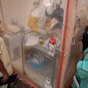 أحد عاملي الرعاية الصحية للمصابين بفيروس الإيبولا يقوم بالفحوصات لرضيع عمره أسبوع واحد في خيمة معزولة في مركز لعلاج الإيبولا في بيني شمال كيفو، جمهورية الكونغو الديمقراطية. 3 ديسمبر 2018.
