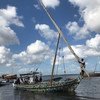 O “FlipFlopi” é o primeiro veleiro de nove metros feito de 10 toneladas de plástico descartável. 