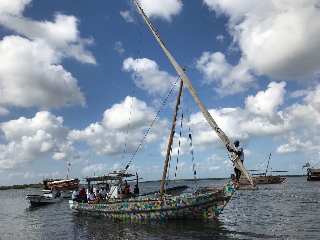 Le Flipflopi un bateau fabriqué à partir de plastiques recyclés en Afrique de l'Est.