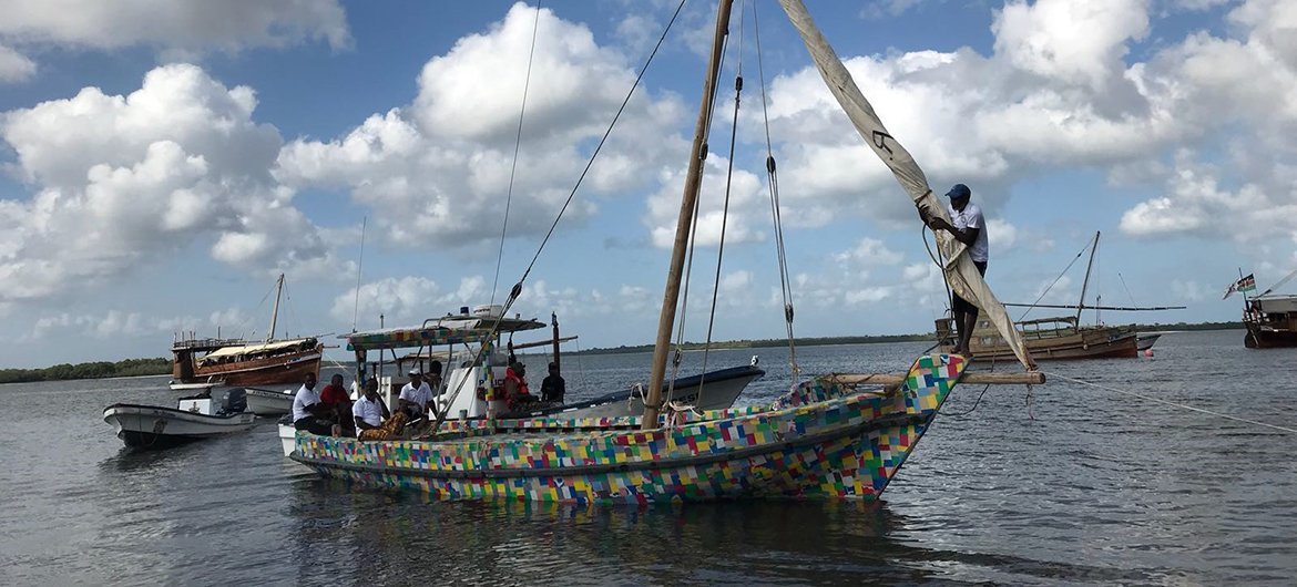 O “FlipFlopi” é o primeiro veleiro de nove metros feito de 10 toneladas de plástico descartável. 