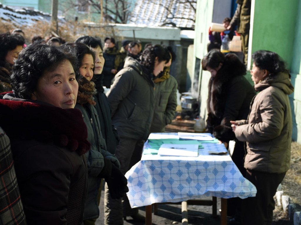 2017年1月26日，在朝鲜松川县，一名妇女在排队在松川县的领取食品分配。 