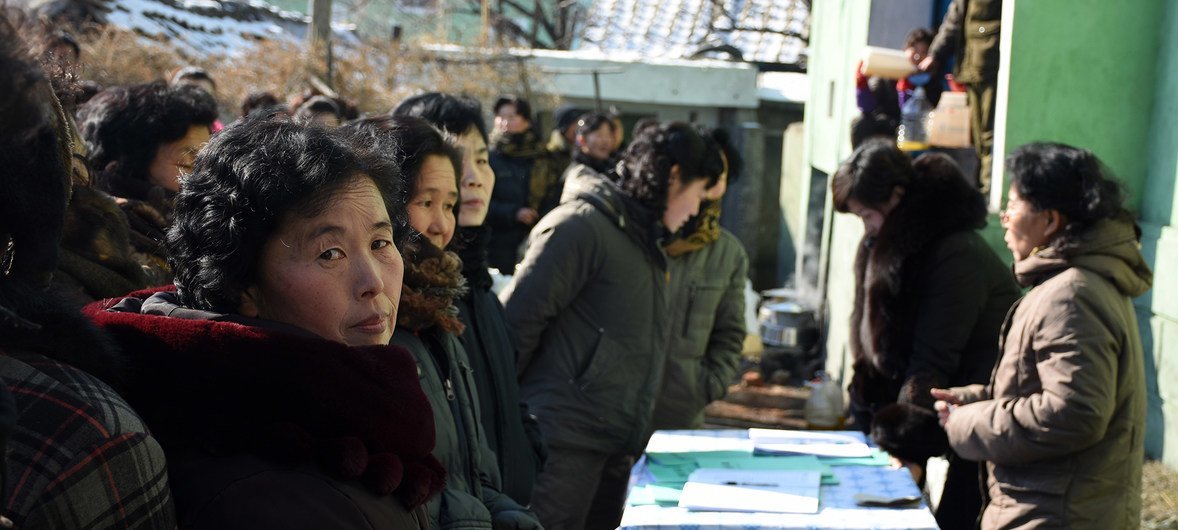 2017年1月26日，在朝鲜松川县，一名妇女正在排队领取分发的食品。 
