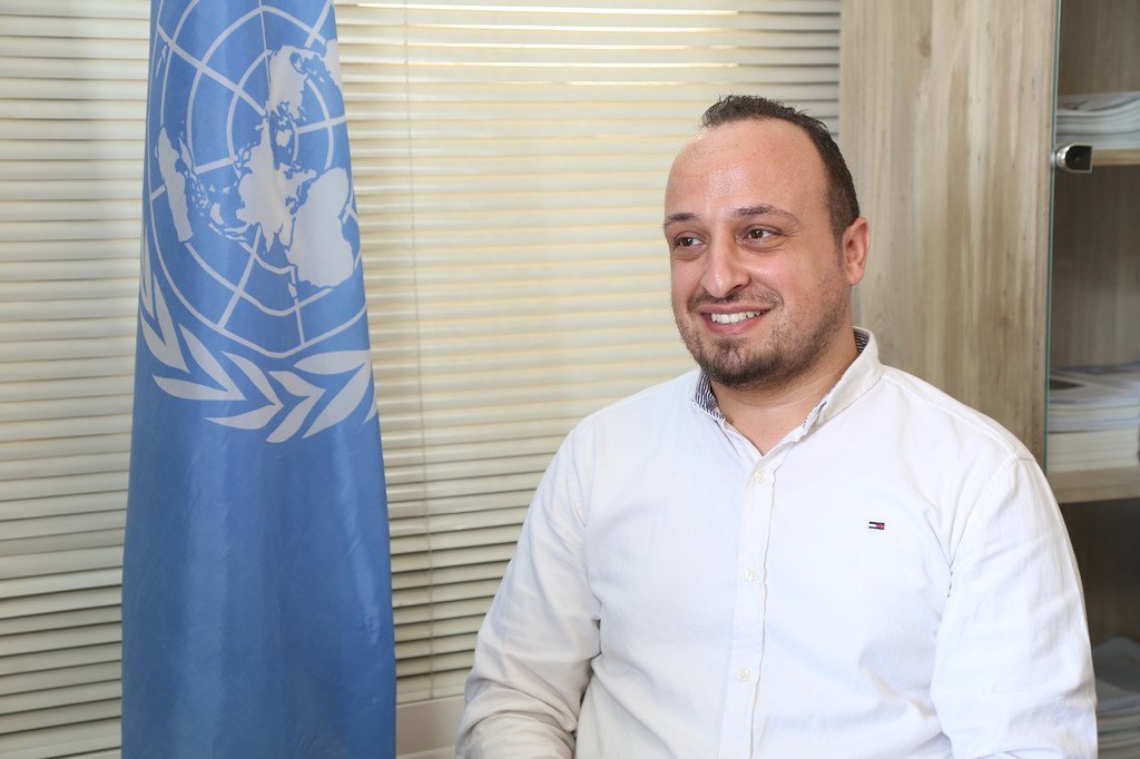 الصحفي الفلسطيني حاتم شرب مدير إحدى المنظمات الإنسانية في غزة، يتحدث مع أخبار الأمم المتحدة. شارك حاتم في برنامج الأمم المتحدة لتدريب الصحفيين الفلسطينيين عام 2009.