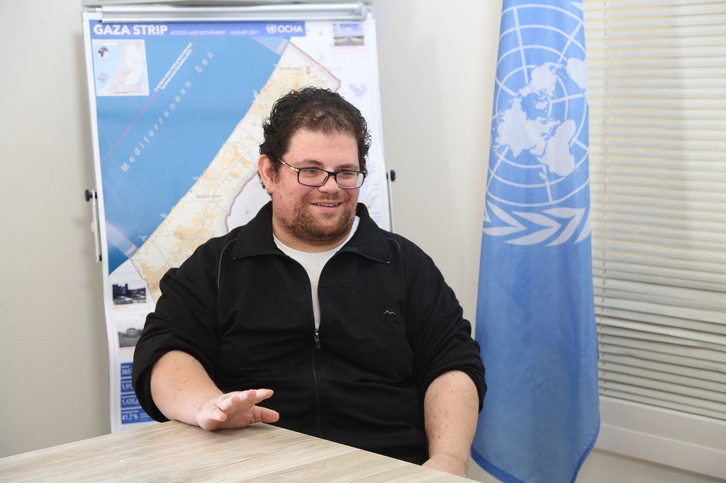 الصحفي الفلسطيني عمر غريب يتحدث مع أخبار الأمم المتحدة في غزة. شارك عمر في برنامج الأمم المتحدة لتدريب الصحفيين الفلسطينيين عام 2012.