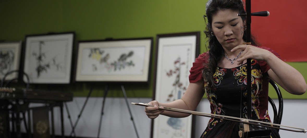 Una mujer toca el Erhu, un instrumento chino tradicional, en la sede de la ONU en Nueva York