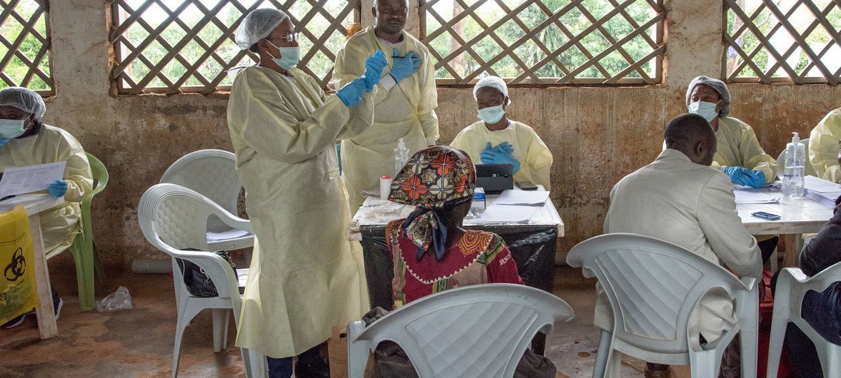 فريق التطعيم ضد الإيبولا التابع لمنظمة الصحة العالمية في بوتمبو في جمهورية الكونغو الديمقراطية في يناير 2019.