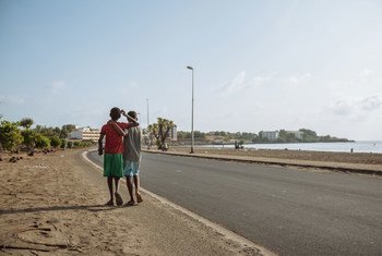 国际移民组织表示，数以千计的儿童生活在吉布提市的街头。图中，两名埃塞俄比亚移民青年刚刚在这个非洲之角国家繁华首都外的海滩上醒来。