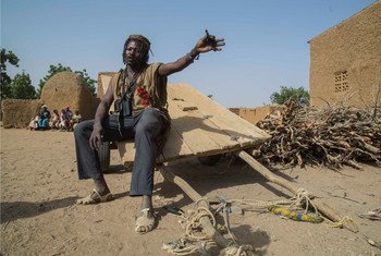 Un homme malien dans un village de la région de Mopti, dans le centre du Mali. 