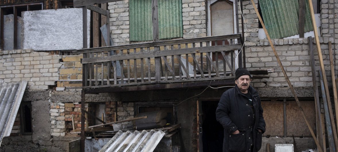 С тех пор, как в 2015 году дом Владислава был обстрелян, он живет в холодном подвале.