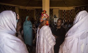 La Sous-Secrétaire générale aux opérations de paix, Bintou Keita, rencontre des bénéficiaires d'un projet d'appui aux victimes de violences sexuelles et sexistes à Gao, au Mali.