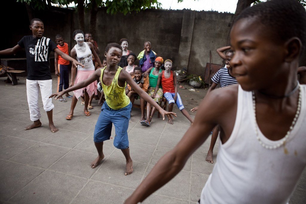 Des enfants jouent dans la capitale congolaise de Kinshasa,