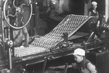 Le travail dans les usines au début du 20e siècle était souvent éreintant et mal rémunéré. La présence d'enfants était une chose courante dans les usines d'Europe et d'Amérique du Nord. © OIT