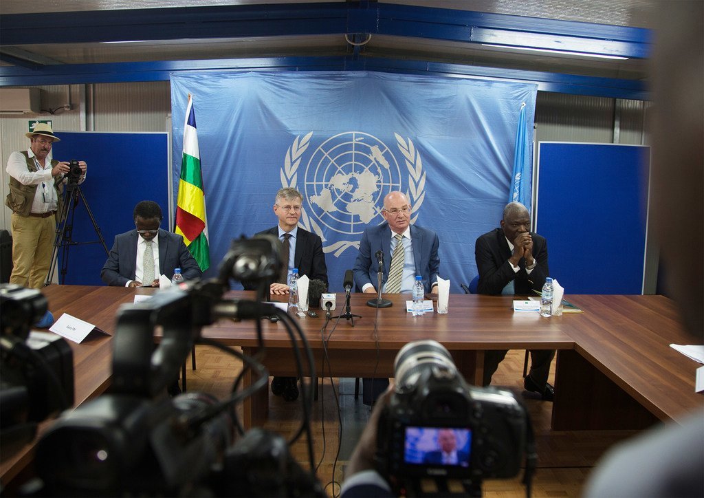 Jean Pierre Lacroix, Chef des Opérations de paix des Nations Unies, et Smail Chergui, Commissaire à la paix et à la sécurité de l'UA (à gauche et à droite) lors de la conférence de presse de fin de visite en République centrafricaine.