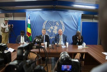Jean Pierre Lacroix, Chef des Opérations de paix des Nations Unies, et Smail Chergui, Commissaire à la paix et à la sécurité de l'UA (à gauche et à droite) lors de la conférence de presse de fin de visite en République centrafricaine.